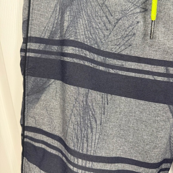 Oakley Tailored Fit Gray and Black Board Shorts with Neon Accents Size 34 GUC - Picture 2 of 7